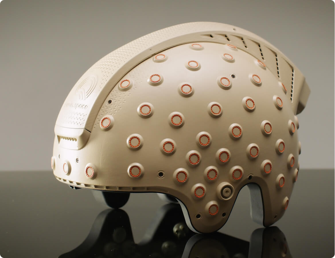 大脑。太空微重力头盔