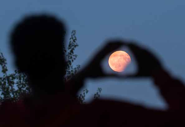 Easter Moon 2022 Will Show Pink Color This April! How To Capture Instagrammable Photo With Your Smartphone