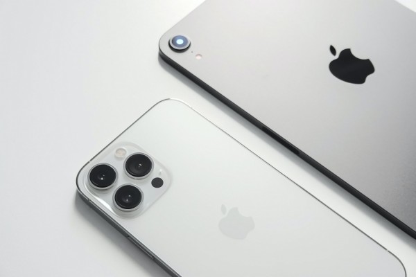 [Gadget Battle] iPhone 13 Pro vs Samsung Galaxy S22 Ultra: Which Camera is Better?