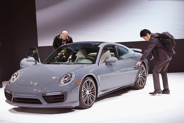  Porsche’s New 911 Sport Classic Showcase a Retro-Design | Manual Transmission is Back? 