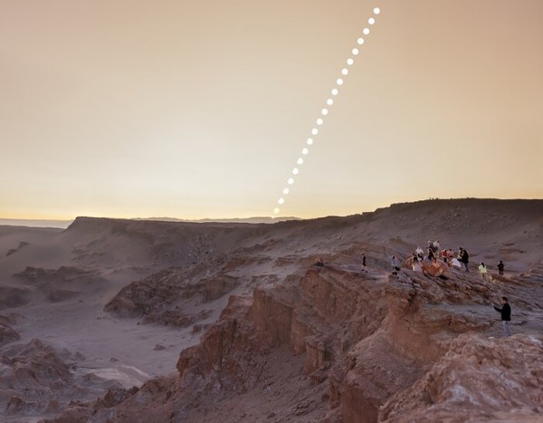 La luna besa el atardecer durante un eclipse solar celeste en el desierto de Atacama