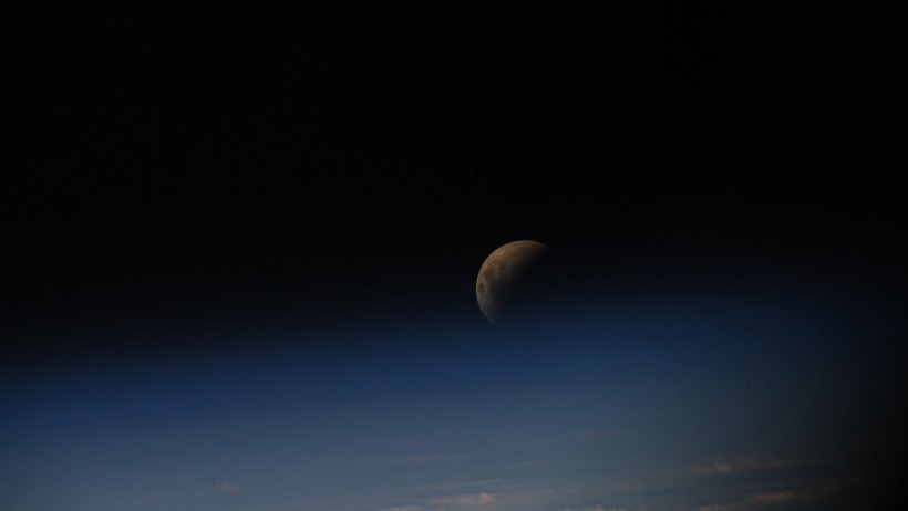 血月Eclipse捕捉到国际空间站
