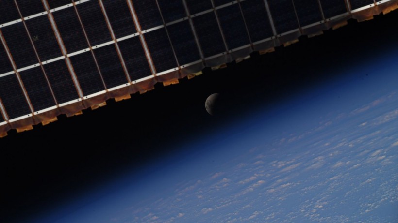 血月Eclipse捕捉到国际空间站