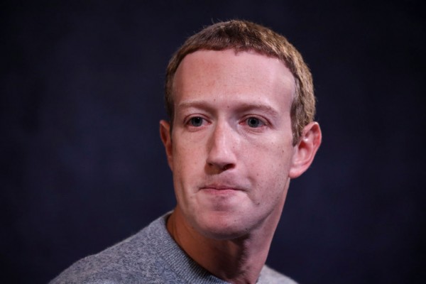 Facebook首席执行官马克·扎克伯格和新闻集团首席执行官罗伯特·汤姆森首次推出Facebook新闻