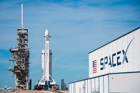 SpaceX公司的巨型起重机在美国宇航局肯尼迪航天中心被发现;这是它如何第一星际飞船佛罗里达发射塔