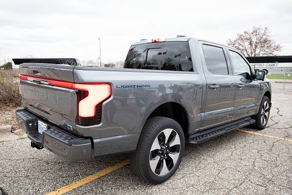 This Ford F-150 Lightning Charges Mini Cooper SE’s Battery! How Long Does it Take to Complete? 