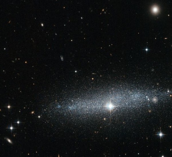 美国宇航局的哈勃太空望远镜“清晰地”拍下了一个闪闪发光的星系
