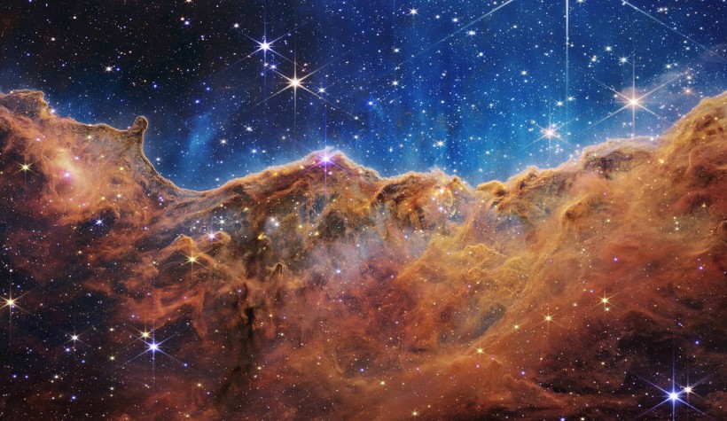 美国宇航局的韦伯揭示宇宙的悬崖,闪闪发光的恒星诞生的景观