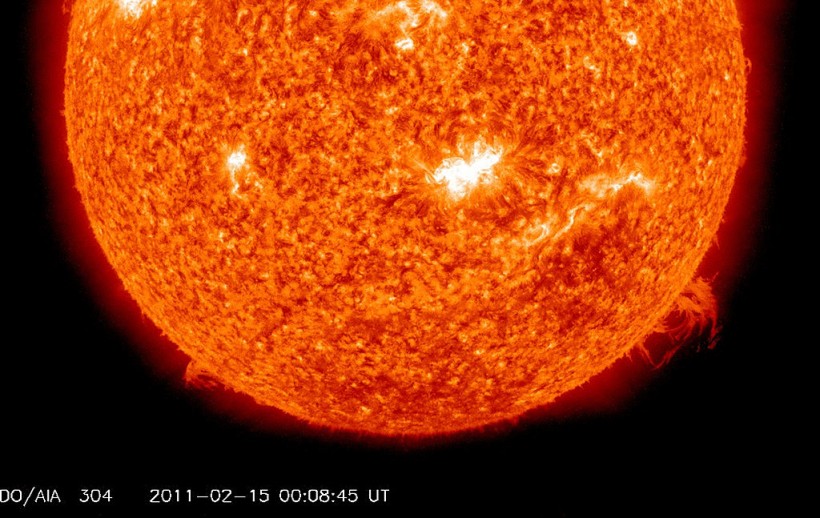 物理学家看太阳发出8一连串猛烈的太阳耀斑