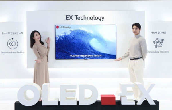 El televisor OLED EX de 97 pulgadas de LG Display vibra para generar sonido desde la pantalla, para una experiencia cinematográfica aún mejor