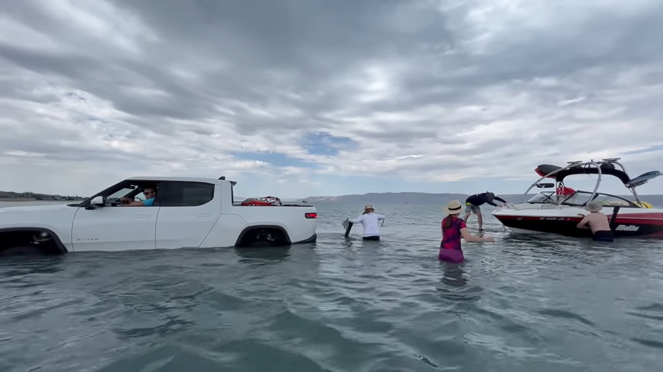 Rivian R1T Retrieves a Boat From the Lake