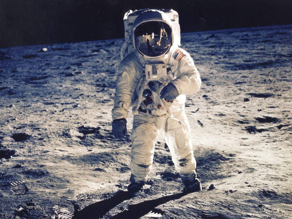 Axiom Space Tasked to Develop NASA's Artemis Moonwalk Spacesuits! xEVAS Suits Expected to Fit Anyone