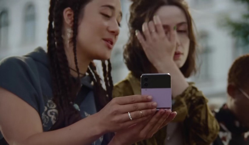 Samsung Encourages iPhone Users to 'Join the Flip Side' in its Newest Ad