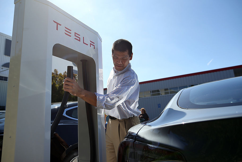 Tesla adds Magic Dock to Superchargers in Canada