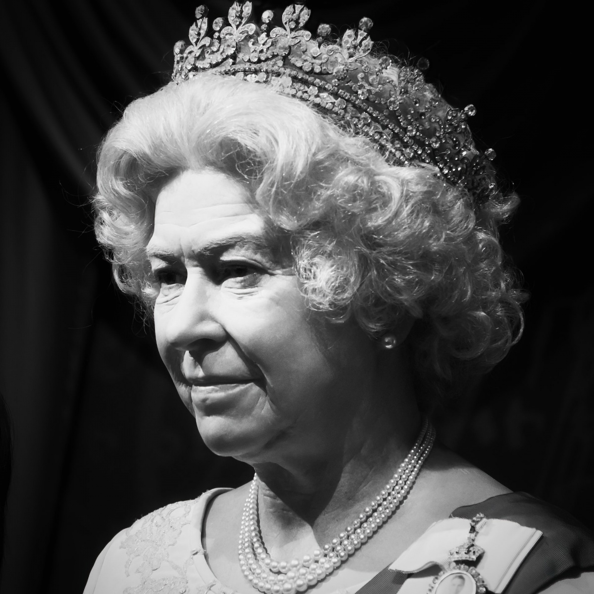 Scam Alert! Fake Microsoft Emails About Queen's Death Can Steal Your Confidential Information