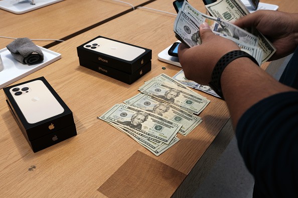 Man Who Bought iPhones Worth $95,000 Robbed 
