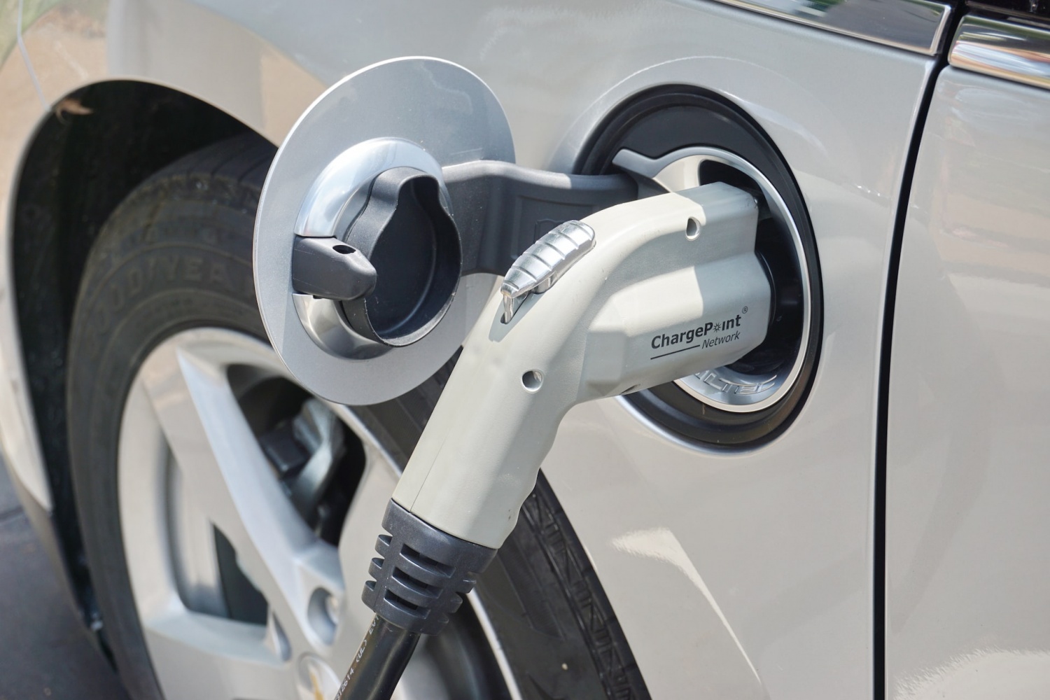 电动汽车采用正蓬勃发展,随着越来越多的业主沟天然气汽车