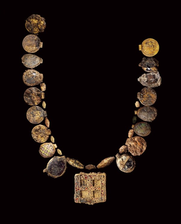 “千载难逢”的1300年前的黄金和宝石项链在国际重要的女性墓葬中被发现
