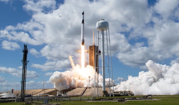 SpaceX向国际空间站发射载人任务