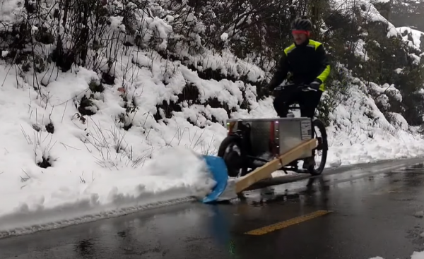 DIY电动自行车扫雪机:加拿大男子发明这个只是为了在下雪时吃越南食物