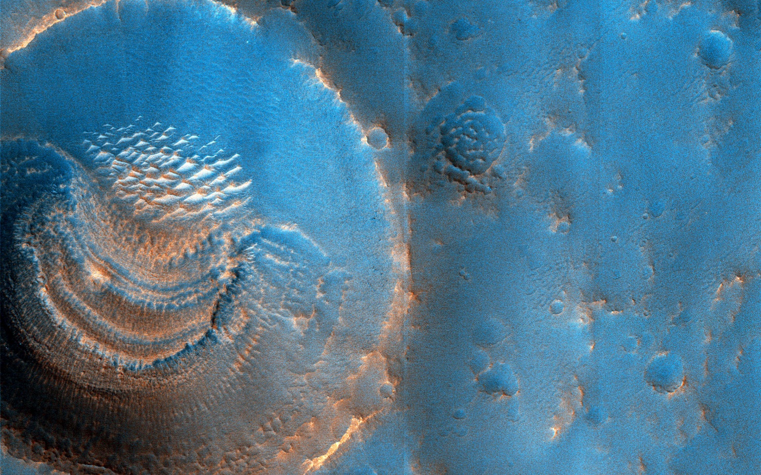 HIRISE发现火星陨石坑沉积物