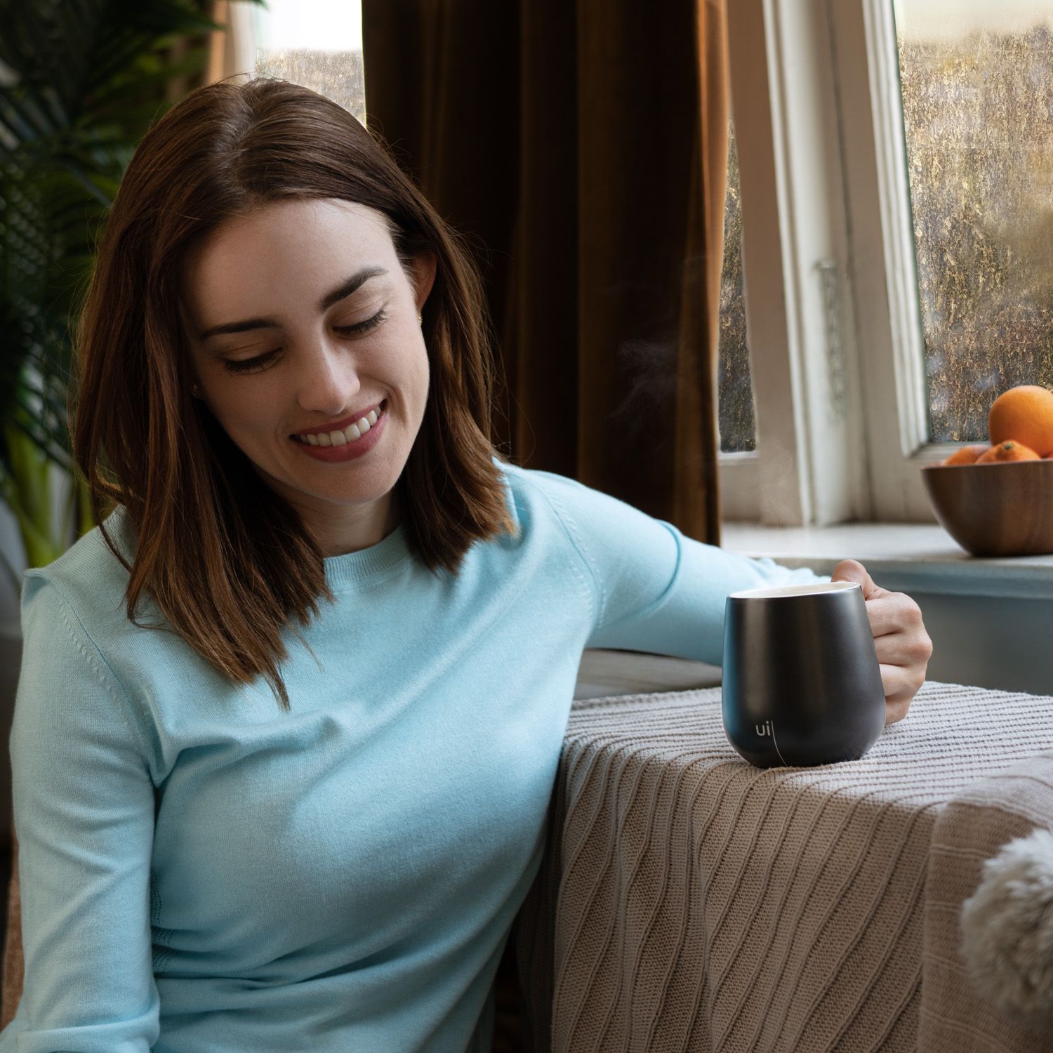 OHOM's UI Mug: This Self-Heating Ceramic Mug and Warmer Set Keeps Your  Drink Hot and Phone Charged