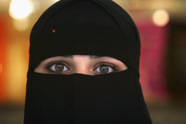 面部识别已用于识别违反头巾法的伊朗女性?