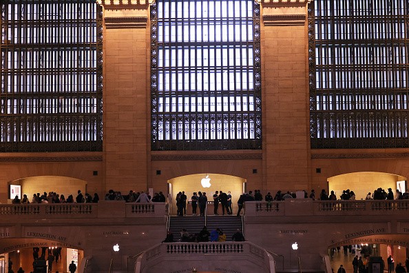 Apple Store Employees At Their Grand Central Store Start Unionization Process