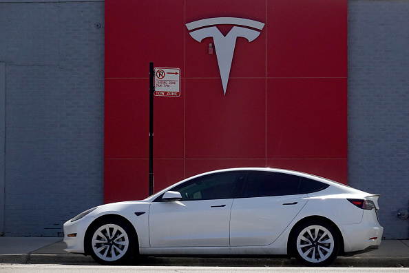 Tesla Model X Plaid vs Ferrari, Lamborghini: EV SUV Keeps up With Them—but  How? | Tech Times