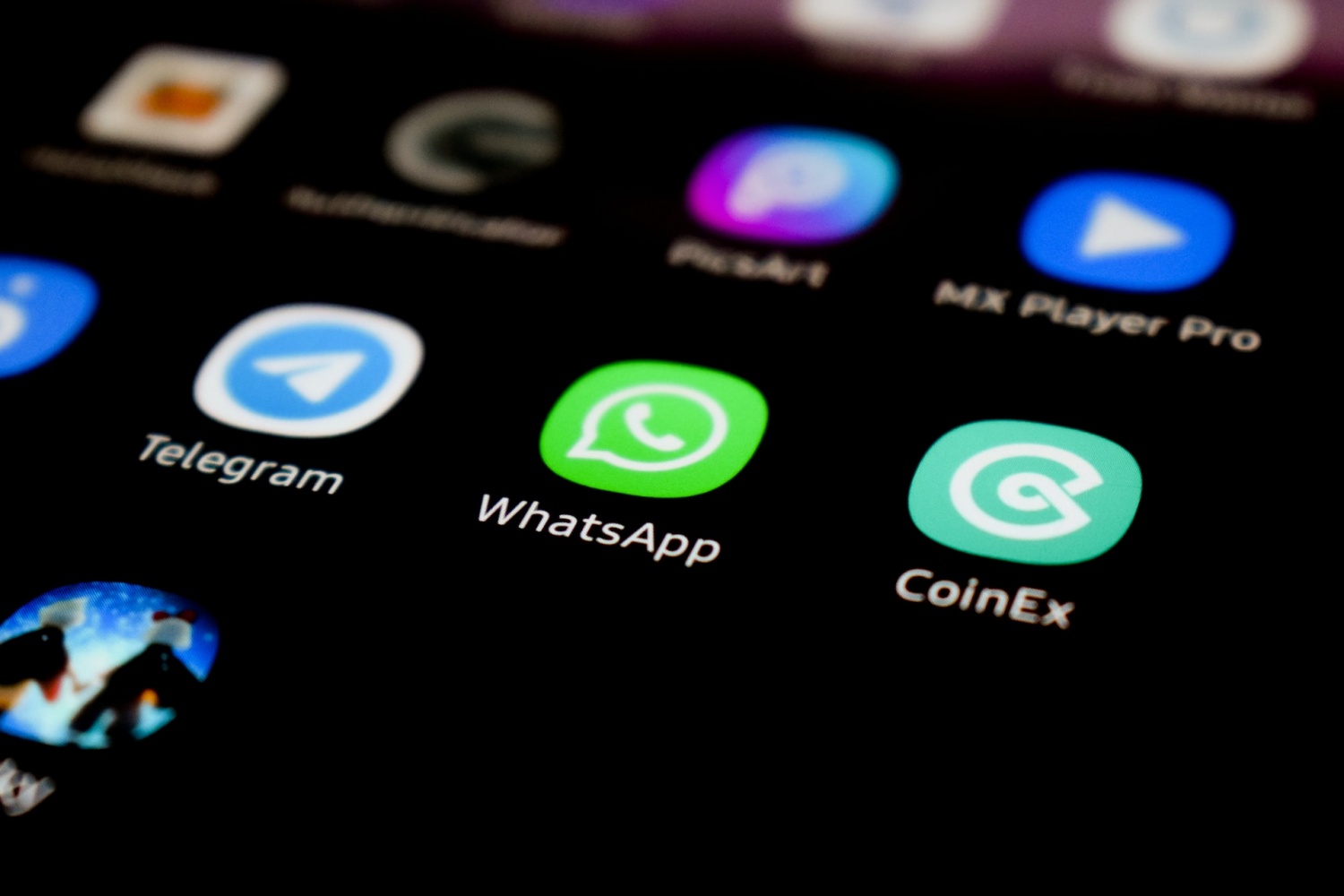 WhatsApp for iOS Now Allows Users to Add Descriptions to Forwarded Media