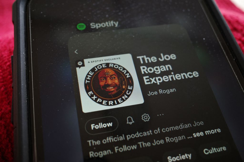 Joe Rogan Remains Unmoderated on Spotify; Streaming Platform Faces Backlash