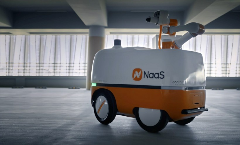 NaaS Unveils First Automatic Charging Robot