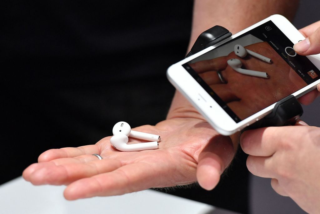 [RUMOR] Wired AirPods for iPhone 15 Could Arrive; Here's What to Know About Apple's EarPods