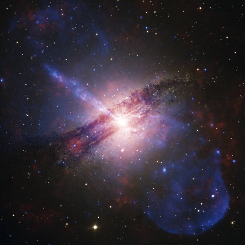 Galaxy With Black Hole Shines In Image From NASA’s Chandra, IXPE