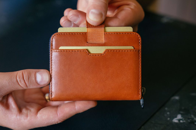 The Vaultskin MAYFAIR Wallet: A Must-Have Accessory for the Modern, Tech-Savvy Man
