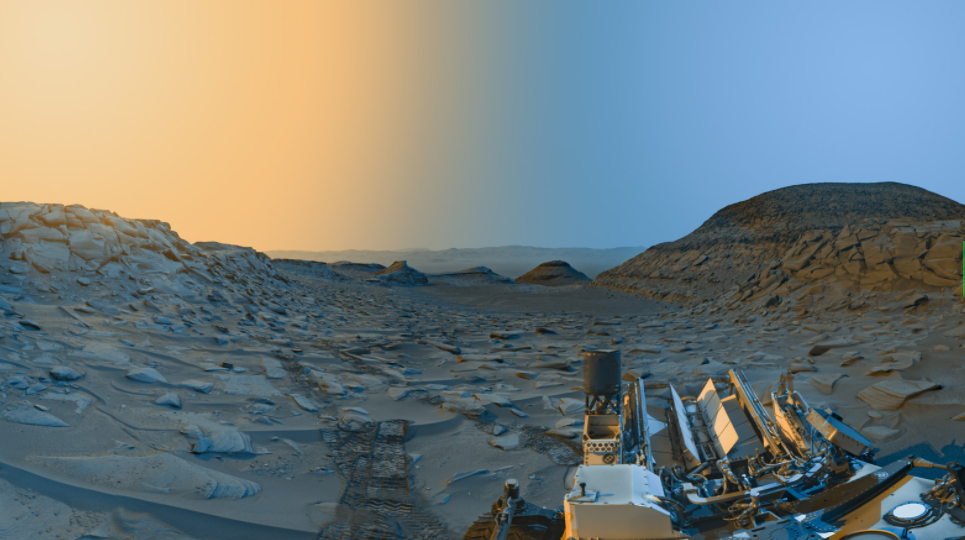 [LOOK] NASA Curiosity Rover Snaps Photo of Contrasting Martian Skies in New Postcard