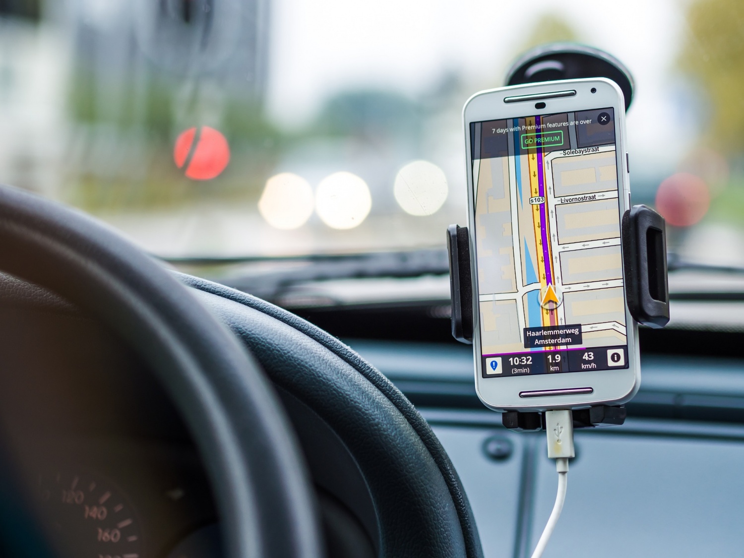Google Reportedly Lifts Android Auto’s Restriction for Maps Display on Phones, Cars