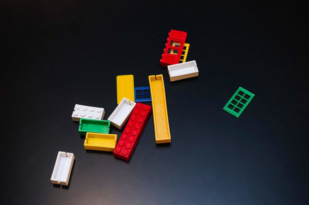 LEGO Robot Used by Bioengineers to Create DNA Origami Nanostructures