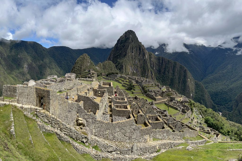 Insights into the genetic histories and lifeways of Machu Picchu's  occupants