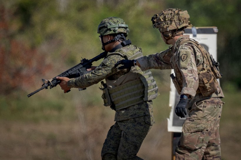 US and Philippine Armies Conduct Live-fire Exercises