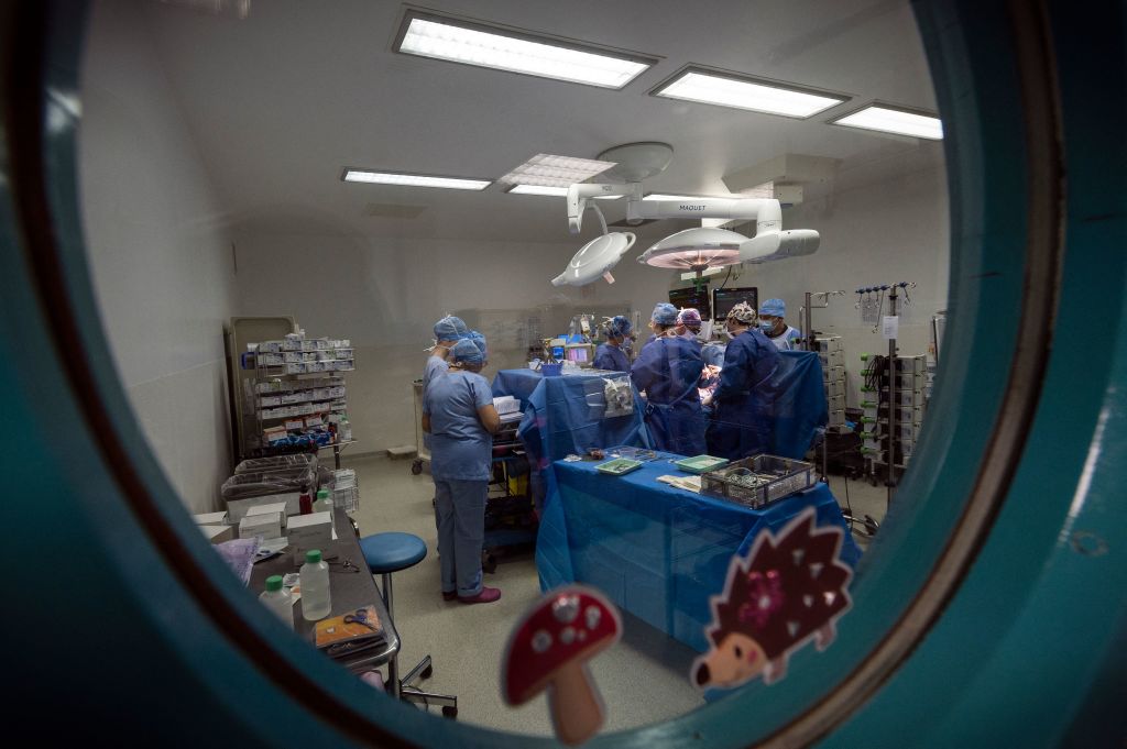 Famous Da Vinci Surgical Robot Saves Patient's Life by Removing Inoperable Tumor