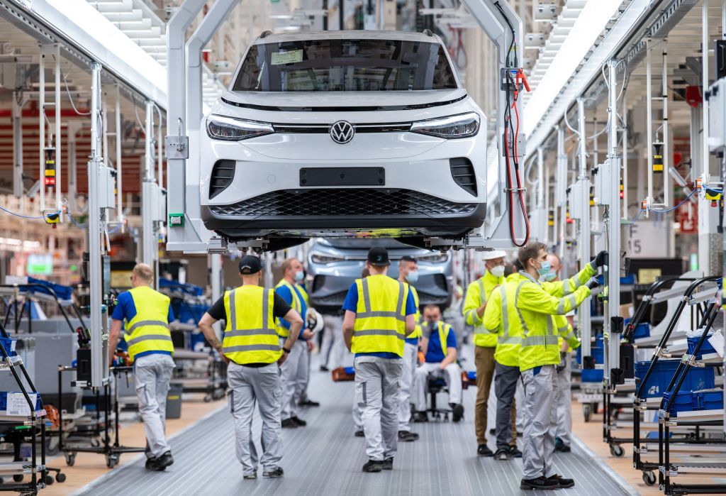  EU Weighs Imposing Tariffs Against Chinese EV Manufacturers