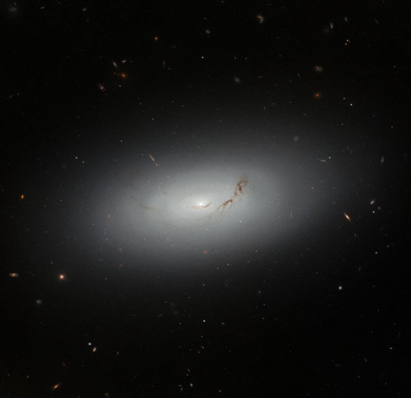 Hubble Spots a Dreamy Galaxy