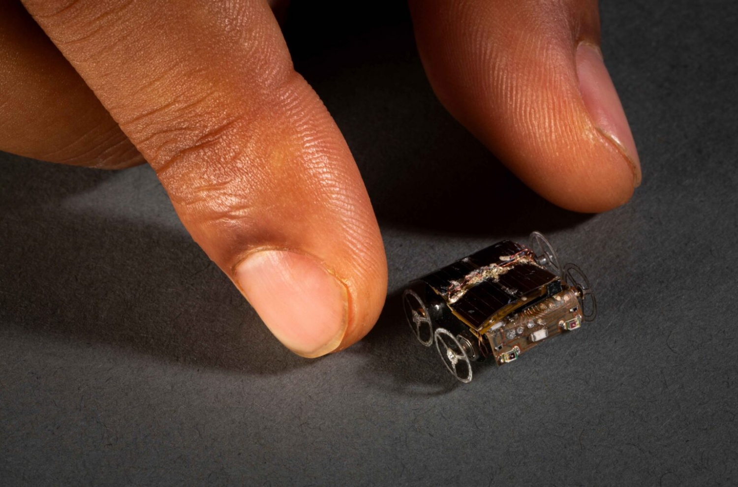 MilliMobile: This Tiny, Self-Driving Robot Runs Only by Surrounding Light, Radio Waves