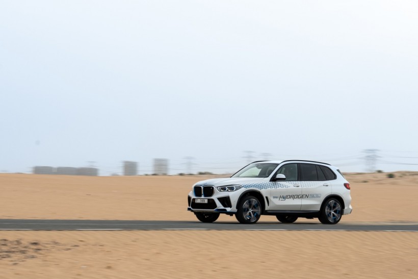 Strong performance under extreme conditions: the BMW iX5 Hydrogen undergoes test drives in the desert.