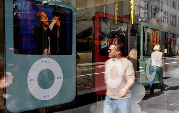 Urban Outfitters sells iPods from the 2000s as 'vintage' for $350