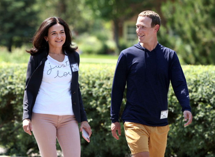 Mark Zuckerberg walks with COO of Facebook Sheryl Sandberg
