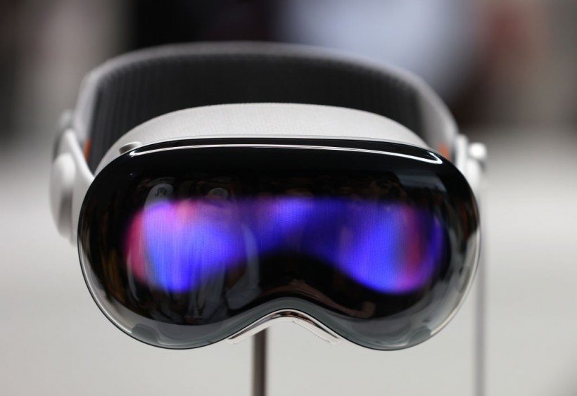 Apple's Vision Pro Review: Breaking Ground in Wearable AR