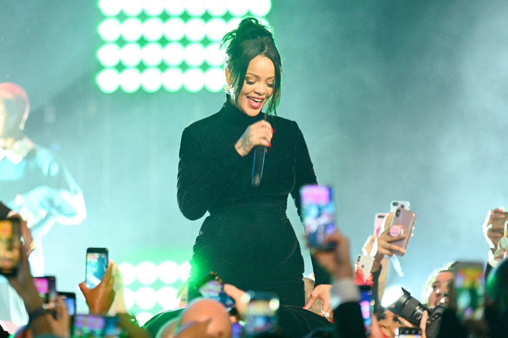 Rihanna's Billionaire Wedding Performance: Samsung Faces Heat as iPhone User Debunks 'Galaxy' Video Claim