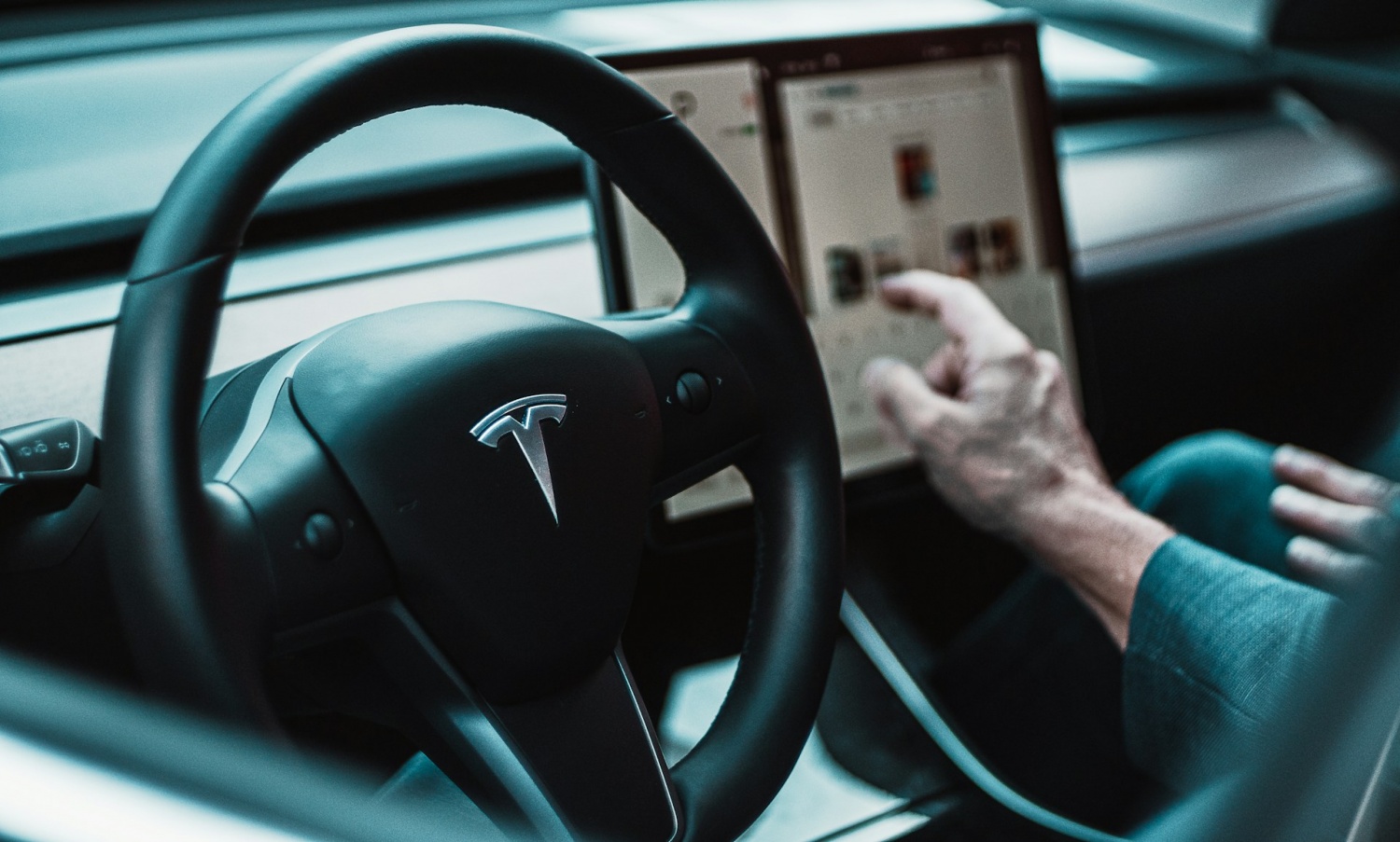 U.S. Prosecutors Investigate Tesla's Claims on Self-Driving Technology